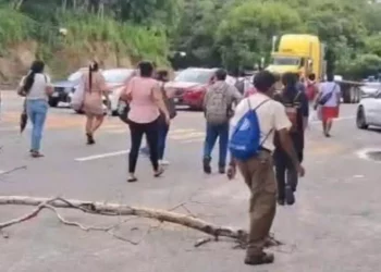 CIP Huatulco paraliza la carretera federal 200 por desacuerdo en finiquitos bajo outsourcing