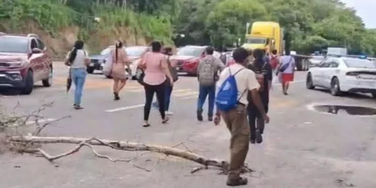 CIP Huatulco paraliza la carretera federal 200 por desacuerdo en finiquitos bajo outsourcing
