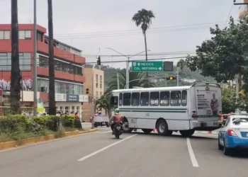 Bloqueo de trabajadores del ISSTE en la esquina de Amapolas con calzada Hároes de Chapultepec.