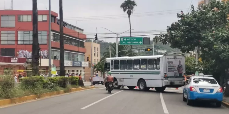 Bloqueo de trabajadores del ISSTE en la esquina de Amapolas con calzada Hároes de Chapultepec.