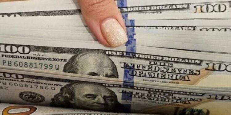 Dólar inicia septiembre en 18.60 pesos; peso se mantiene fuerte