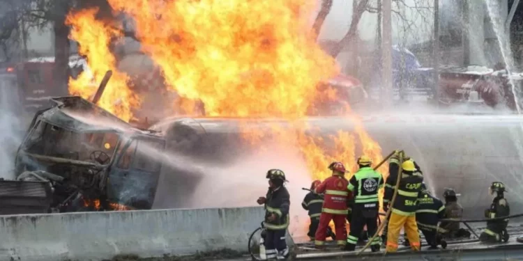 Explosión de pipa cobra la vida de 29 personas, entre ellas un joven del IPN