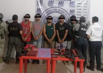 Interceptan grupo armado en carretera costera; llevaban armas de alto poder