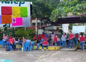 “¡FUERA JUAN OCHOA!” Protestan trabajadores del Conalep por acoso y malos tratos