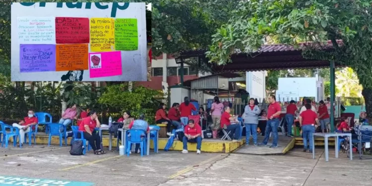“¡FUERA JUAN OCHOA!” Protestan trabajadores del Conalep por acoso y malos tratos