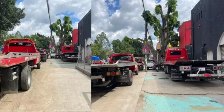 ¿Y las autoridades? Grúas toman la banqueta y nadie dice nada en Símbolos Patrios