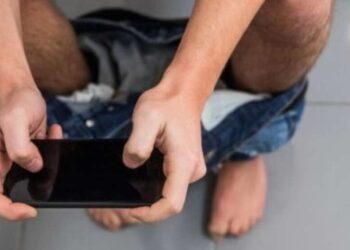 ¿Te sientas con el celular en el baño? ¡Aguas! Podrías estar dañando tu salud sin saberlo