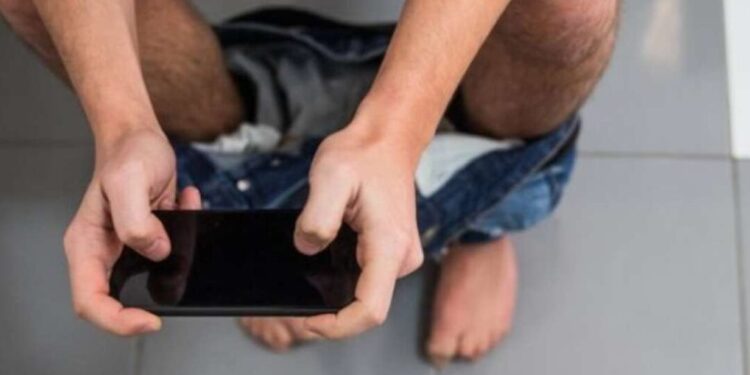 ¿Te sientas con el celular en el baño? ¡Aguas! Podrías estar dañando tu salud sin saberlo