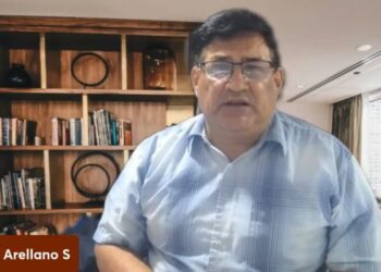 Durante casi seis horas relató la espera en un pasillo, la indiferencia del personal y la ausencia de respuesta oportuna a pacientes en riesgo de infarto.