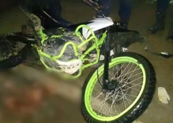 Empleado de DHL pierde la vida en accidente vial en Santiaguito, Etla; hay un lesionado grave
