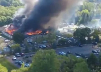 Tiroteo y incendio devastan iglesia en Michigan; testigos reportan heridos