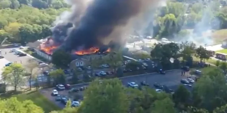 Tiroteo y incendio devastan iglesia en Michigan; testigos reportan heridos