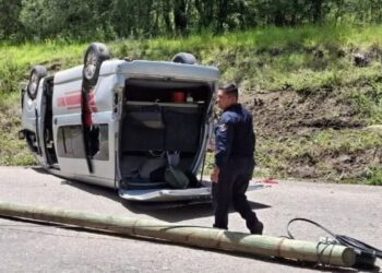 Aparatoso accidente de camioneta GUMI en Tlaxiaco pone en la mira a transportistas