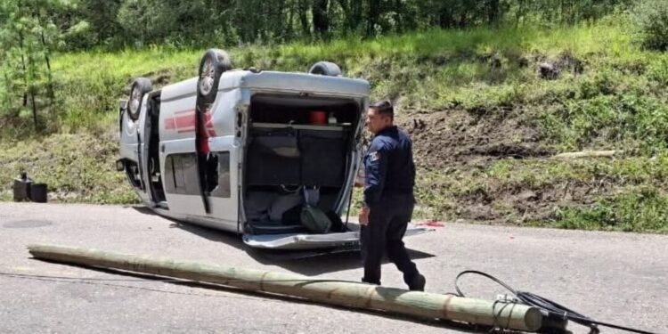 Aparatoso accidente de camioneta GUMI en Tlaxiaco pone en la mira a transportistas