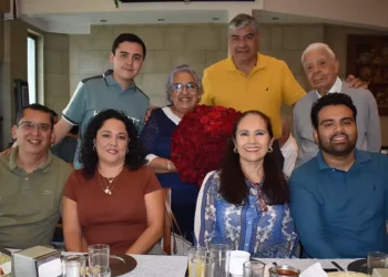 Fotos: cortesía // Momentos de alegría se vivieron durante el desayuno de cumpleaños de Marithé Lira Vásquez de Beltrán.