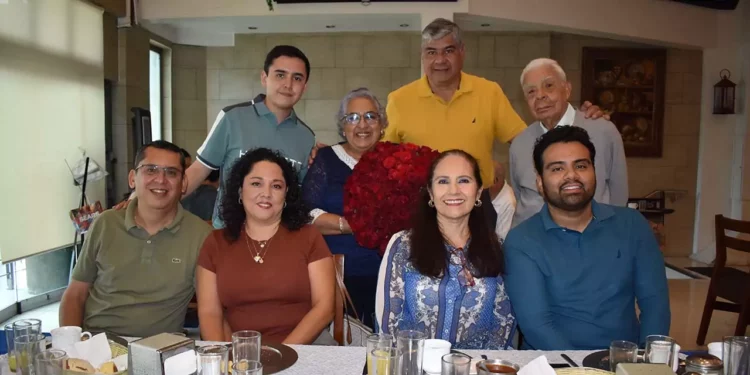 Fotos: cortesía // Momentos de alegría se vivieron durante el desayuno de cumpleaños de Marithé Lira Vásquez de Beltrán.
