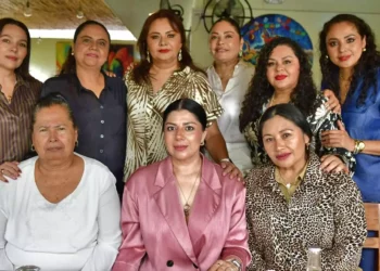 Fotos: Rubén Morales // Las amigas de Elsa: Nancy Cabrera, Rubí Verdejo, Geidi Ríos, Nallely Cuevas, Sandra Ríos, Mary Toledo y Karla Castillejos.