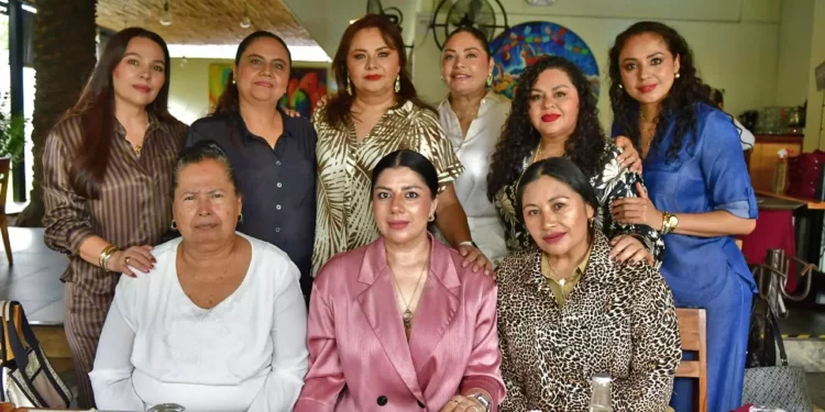 Fotos: Rubén Morales // Las amigas de Elsa: Nancy Cabrera, Rubí Verdejo, Geidi Ríos, Nallely Cuevas, Sandra Ríos, Mary Toledo y Karla Castillejos.