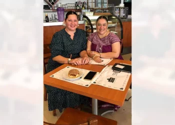 Alejandra Sánchez de Macías y Mónica Aguilar de Castro compartieron una dulce tarde entre risas, café y gratos recuerdos.