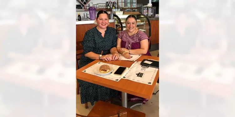 Alejandra Sánchez de Macías y Mónica Aguilar de Castro compartieron una dulce tarde entre risas, café y gratos recuerdos.