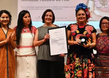 Fotos: INBAL // Ataviada con la indumentaria tradicional, la poeta fue reconocida en el Palacio de Bellas Artes, en la Ciudad de México.