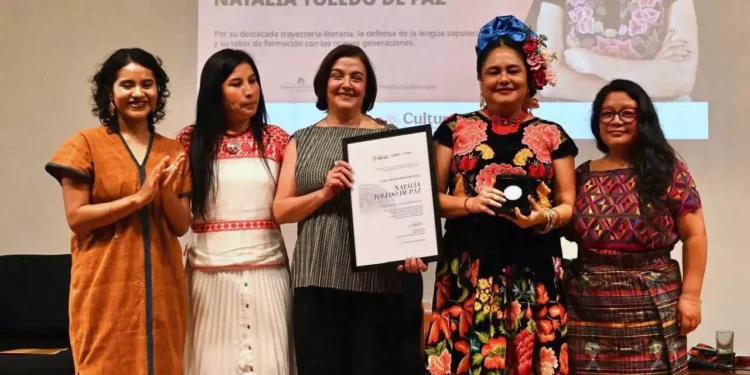 Fotos: INBAL // Ataviada con la indumentaria tradicional, la poeta fue reconocida en el Palacio de Bellas Artes, en la Ciudad de México.