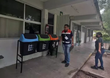 Autoridades sanitarias realizaron una inspección en el Conalep 145 de Huajolotitlán tras la intoxicación.