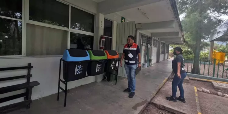 Autoridades sanitarias realizaron una inspección en el Conalep 145 de Huajolotitlán tras la intoxicación.