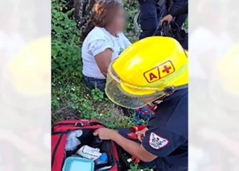 Auxilio inmediato. Paramédicos de Bomberos atendieron a una mujer de 57 años agredida con una piedra en Agua Dulce; su atacante continúa prófugo.
