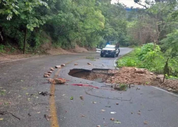 Foto: cortesía // Ante las lluvias intensas, en varios tramos de la Carretera 131, en la Costa, se registraron hundimientos y deslizamientos.