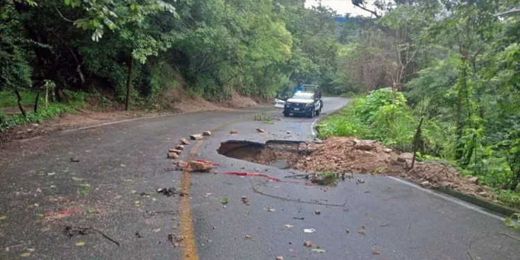 Foto: cortesía // Ante las lluvias intensas, en varios tramos de la Carretera 131, en la Costa, se registraron hundimientos y deslizamientos.