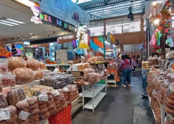 Foto: Lisbeth Mejía Reyes // Comerciantes del mercado 20 de Noviembre, en la ciudad de Oaxaca, han comenzado a ofrecer el tradicional pan de muerto y chocolate.