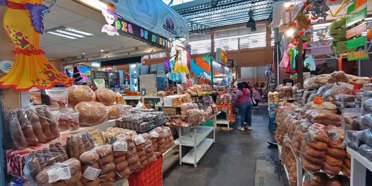 Foto: Lisbeth Mejía Reyes // Comerciantes del mercado 20 de Noviembre, en la ciudad de Oaxaca, han comenzado a ofrecer el tradicional pan de muerto y chocolate.