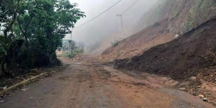 Foto: @Itzel Velarde // Derrumbe en la carretera San Agustín Loxicha–Miahuatlán.