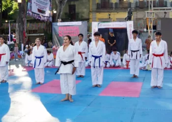 En la Alameda de León se realizan exhibiciones de deportes de combate.