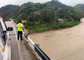 Exhortan a la población a evitar cruzar ríos, arroyos y vados crecidos.