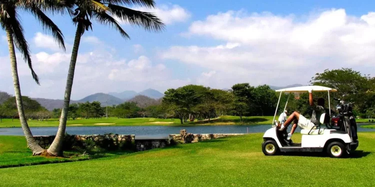 El campo de golf de Huatulco es infraestructura clave para el turismo canadiense y extranjero.