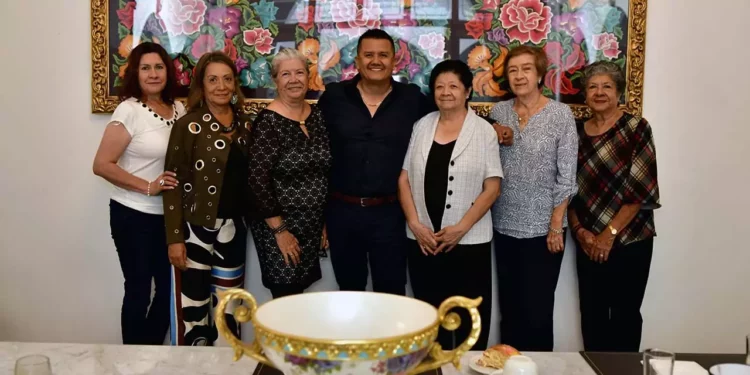 Fotos: Rubén Morales // El festejado Luis Jarquín acompañado de su mamá, Genoveva Jarquín y sus tías.