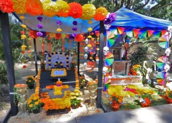 Fotos: Adrián Gaytán // El patio de la escuela Benito Juárez, convertido en un camposanto en honor de los personajes históricos de nuestro país.