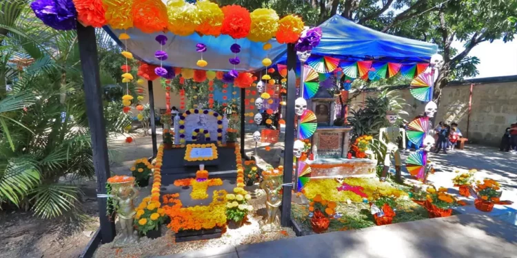 Fotos: Adrián Gaytán // El patio de la escuela Benito Juárez, convertido en un camposanto en honor de los personajes históricos de nuestro país.