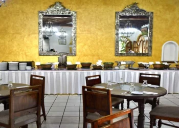Foto: Rubén Morales // El restaurante del hotel Misión de los Ángeles, lugar de reunión de los oaxaqueños; ahora es historia.