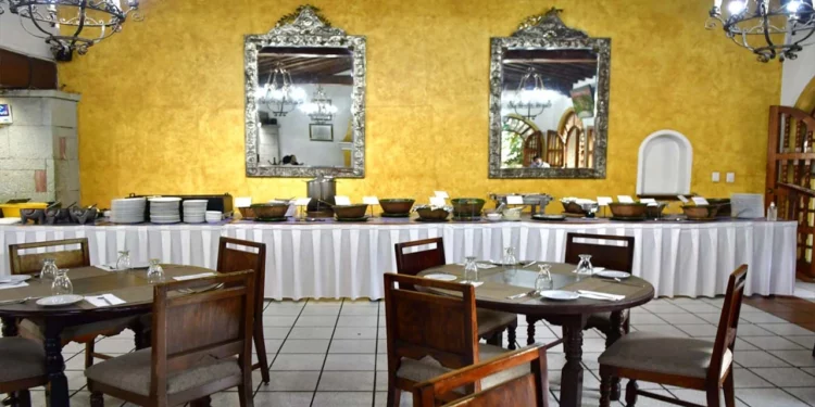 Foto: Rubén Morales // El restaurante del hotel Misión de los Ángeles, lugar de reunión de los oaxaqueños; ahora es historia.
