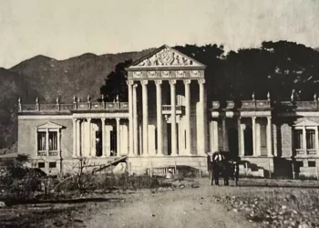 Fachada de la antigua Hacienda de Aguilera, propiedad que a lo largo de los siglos XVII y XVIII pasó por diversas manos hasta convertirse en un símbolo de la historia colonial oaxaqueña.