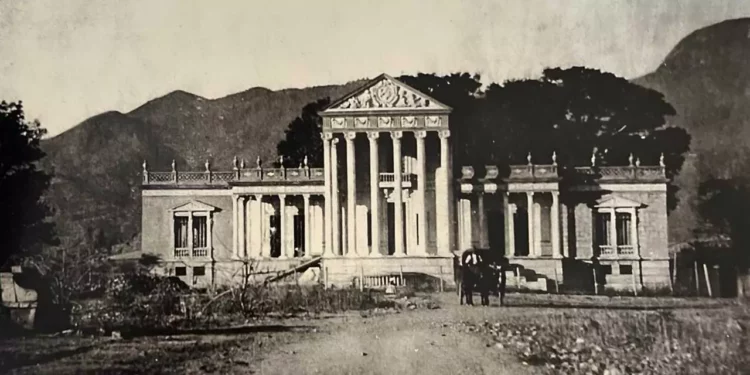 Fachada de la antigua Hacienda de Aguilera, propiedad que a lo largo de los siglos XVII y XVIII pasó por diversas manos hasta convertirse en un símbolo de la historia colonial oaxaqueña.
