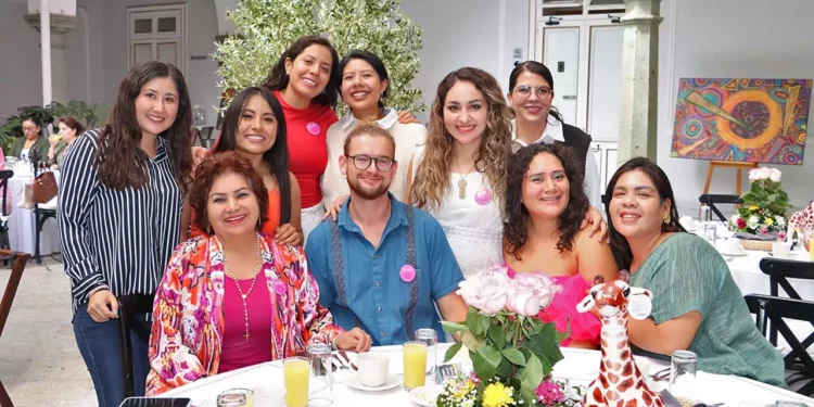 Fotos: Erika Marqués // Familiares y amigas acompañaron a Fanny en una mañana llena de alegría y buenos deseos, celebrada en Casa Hidalgo.