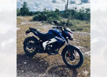 La motocicleta es marca Pulsar 200, color azul con gris, la cual como seña particular tiene rota la salpicadera de la llanta trasera y tiene rines tipo estrella.