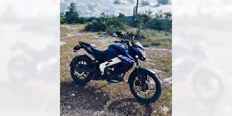 La motocicleta es marca Pulsar 200, color azul con gris, la cual como seña particular tiene rota la salpicadera de la llanta trasera y tiene rines tipo estrella.