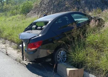Los vehículos involucrados en el choque en El Retiro fueron retirados por una grúa.