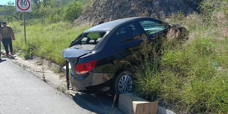 Los vehículos involucrados en el choque en El Retiro fueron retirados por una grúa.