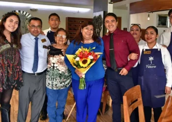 Fotos: Rubén Morales // La cumpleañera recibió un hermoso ramo de flores de parte de sus seres queridos, detalle que alegró aún más la celebración.